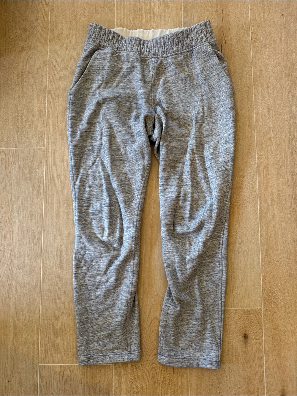 Women’s lululemon heather Gray fleece Pull-On Sweatpants size 8